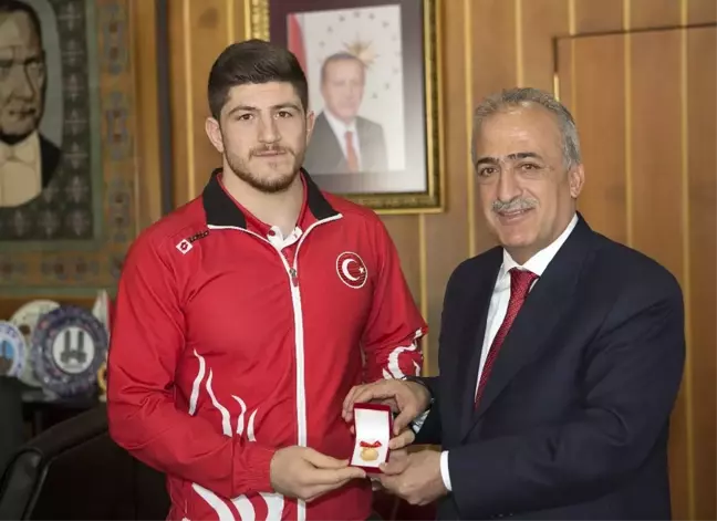 Şampiyon Güreşçi, Rektör Çomaklı'yı Ziyaret Etti