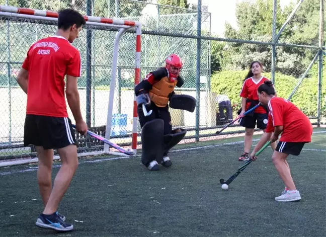 Muratpaşa'dan Çim Hokeyi Kursu