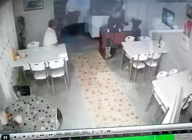Depremi hisseden vatandaş restorandan panikle dışarıya koştu