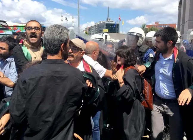 İstanbul Adalet Sarayı önünde açıklama yapmak isteyen HDP'li vekillere polis müdahale etti