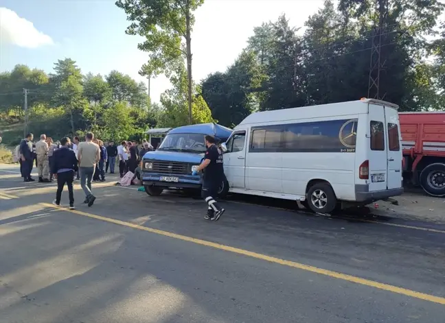 Ordu'da Minibüslerin Çarpışması Sonucu 20 Kişi Yaralandı