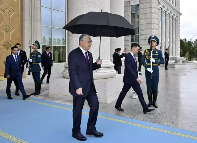 Çin Cumhurbaşkanı Xi Jinping Kazakistan'a gitti