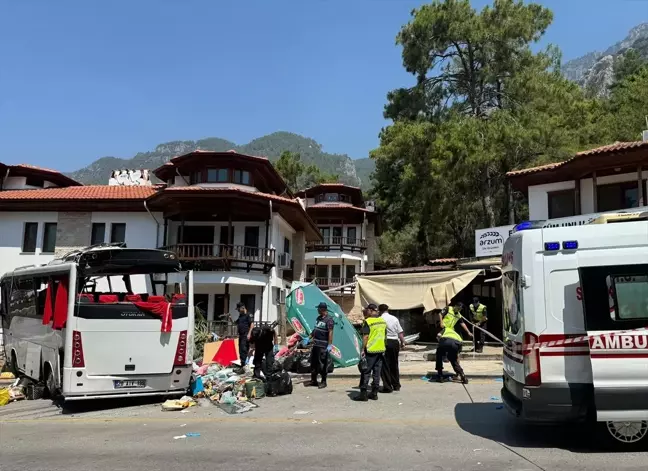 Muğla'da Tur Midibüsü Kazası: 1 Ölü, 32 Yaralı