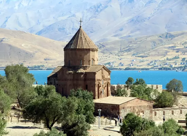 Akdamar Adası'ndaki Tavşanlar Tehlike Oluşturuyor