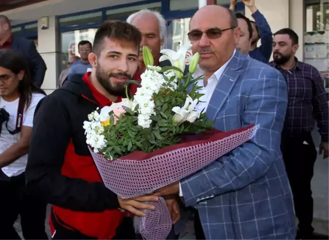 Dünya 3.'sü Süleyman Atlı Memleketinde Coşkuyla Karşılandı
