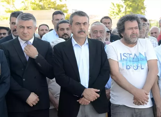 Milli Eğitim Bakanı Yusuf Tekin, Eğitim Politikaları Daire Başkanı Okur'un annesinin cenaze törenine katıldı