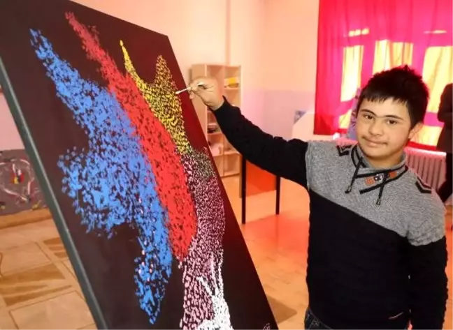 Down sendromlu Ferhat, resim yaparak hayata tutunuyor