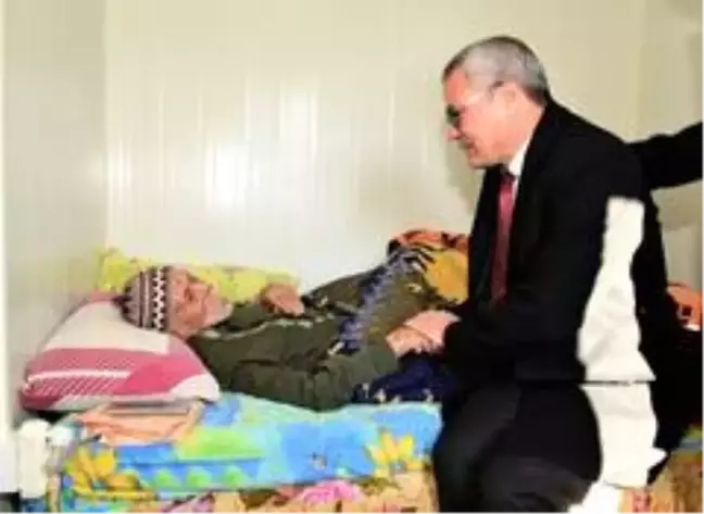 Vali Deniz depremzedelere misafir oldu