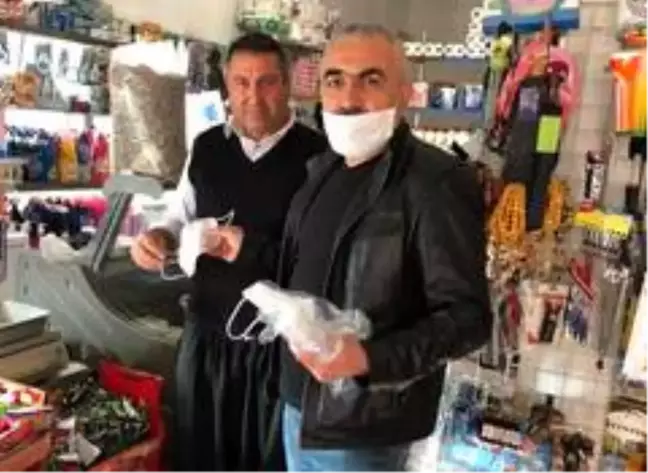 Okul müdürü, belde esnafına maske dağıttı