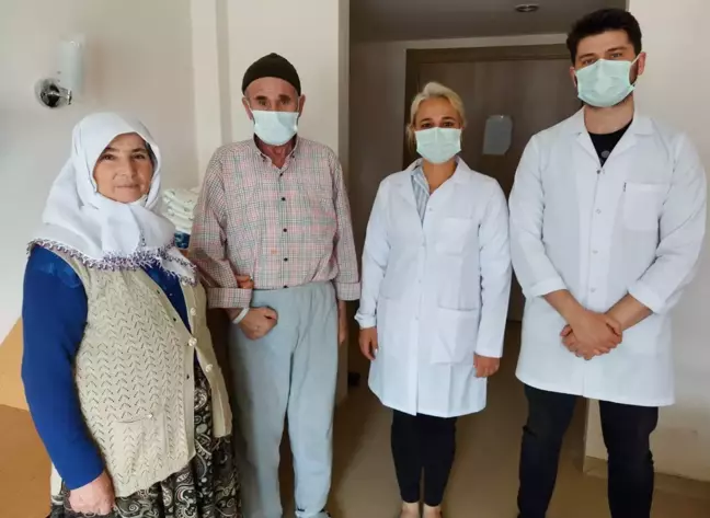 Felç geçiren yaşlı adam hastanede yürümeye başladı