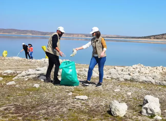 Kütahya'da gönüllü öğretmenler baraj kenarında çöp topladı