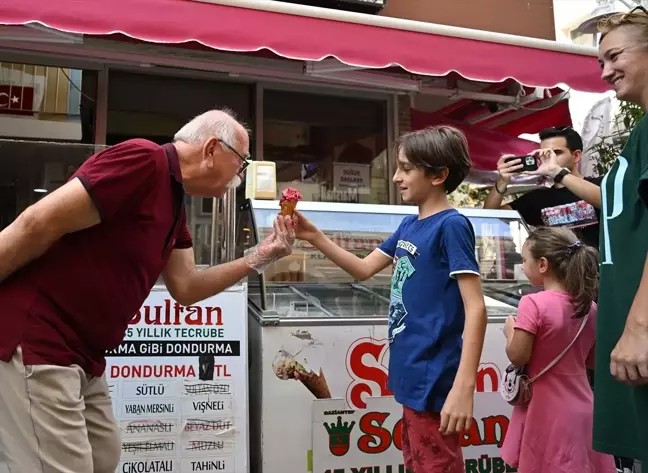 Dondurmacı 'Arif Dede', çocuklara dondurma ikram ederek onların sevgisini kazanıyor