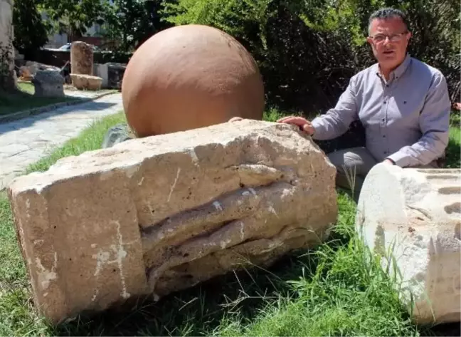 Alaşehir'de yapılan altyapı çalışmalarında başı olmayan kabartma bulundu