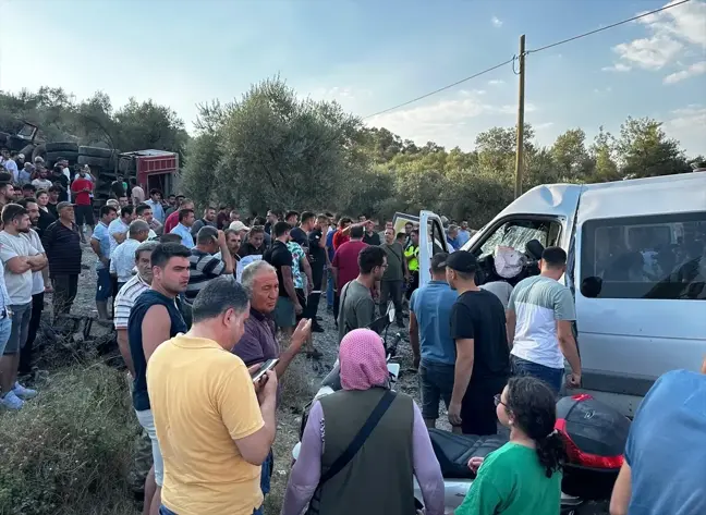 Muğla'da itfaiye arazözü ile minibüs çarpıştı: 15 yaralı