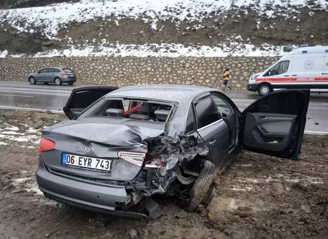 Amasya'da Kavşakta Minibüs ile Otomobil Çarpıştı: 6 Yaralı