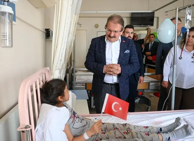 Antalya'da 23 Nisan Coşkusu: İl Sağlık Müdürü Çocukları Ziyaret Etti