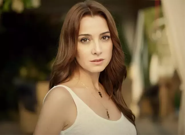 Oyuncu Dolunay Soysert'e Karşıdan Karşıya Geçerken Otomobil Çarptı