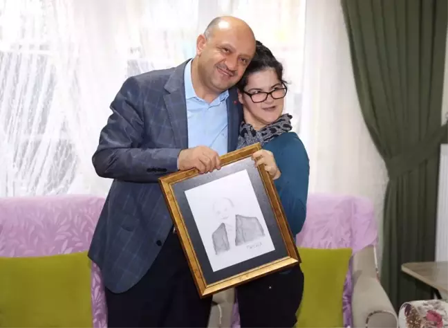 Bakan Işık'tan Cumhurbaşkanı Erdoğan'ın Portresini Çizen Gülşah'a Ziyaret