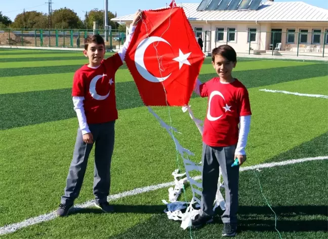 Havran'da Cumhuriyet Bayramı'nda Uçurtma Uçurdular