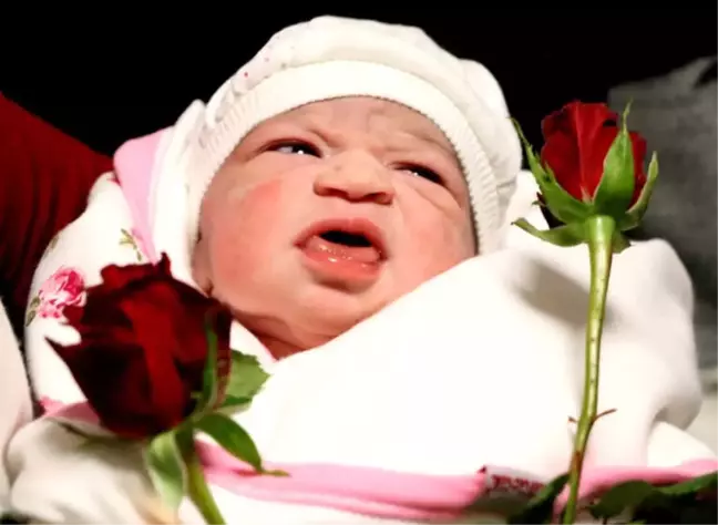 Yeni Yılın İlk Bebeği Babaannesi ile Aynı Doğum Gününe Sahip