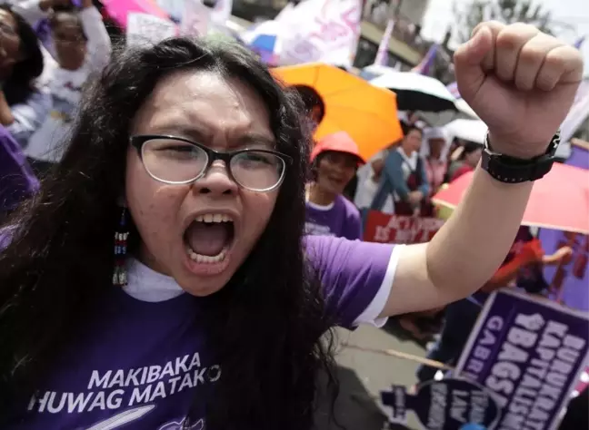 Filipinler'de Binlerce Kadın Duterte'ye Karşı Yürüdü