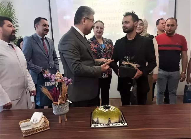 Depremde yakınlarını kaybeden hastane çalışanına sürpriz doğum günü kutlaması