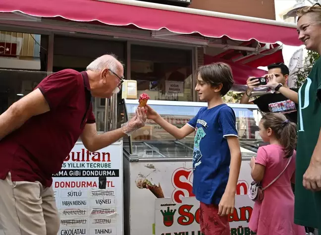 Dondurmacı 'Arif Dede', çocuklara dondurma ikram ederek onların sevgisini kazanıyor