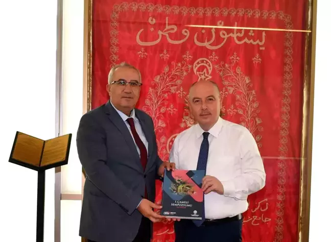 Çameli Belediye Başkanı, Denizli Valisi'ne kitap takdim etti