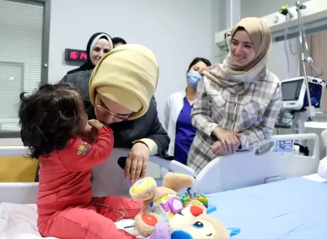 Emine Erdoğan'dan Gazzeli hasta çocuklara şefkat eli