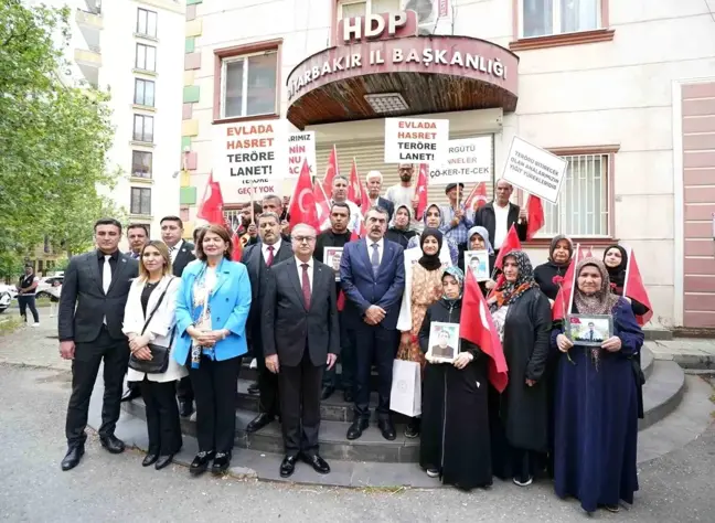 Milli Eğitim Bakanı Diyarbakır'da evlat nöbetindeki aileleri ziyaret etti