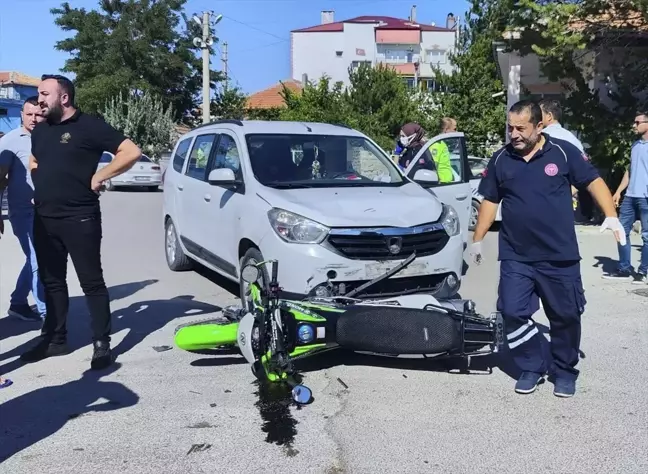 Sivas'ta hafif ticari araçla motosiklet çarpışması: 3 yaralı