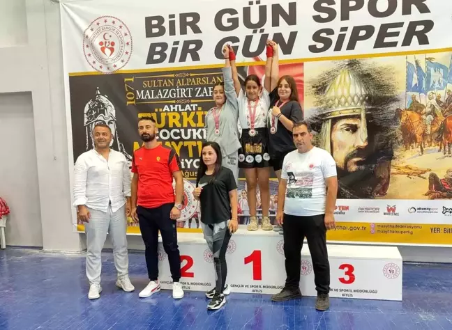 Minikler ve Yıldızlar Türkiye Muaythai Şampiyonası'nda Özlem Yanak birinci oldu