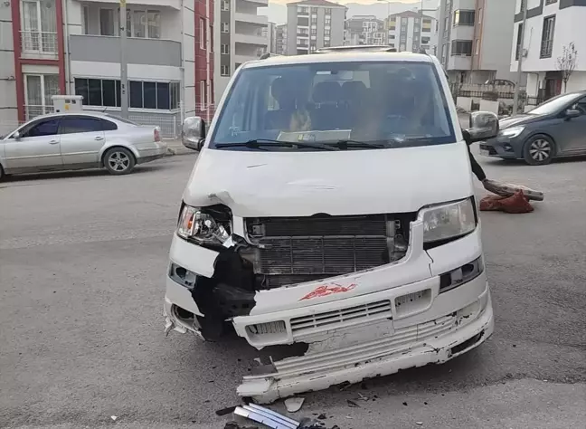 Karabük'te Motosiklet ve Panelvan Çarpıştı: İki Yaralı