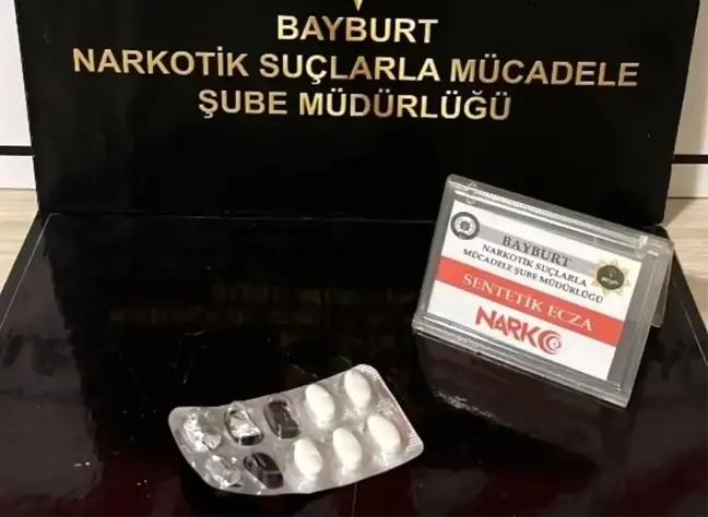 Bayburt'ta Durdurulan Araçta Sentetik Hap Ele Geçirildi