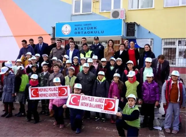 Öğrencilerden Polis ve Askerlere Anlamlı Destek