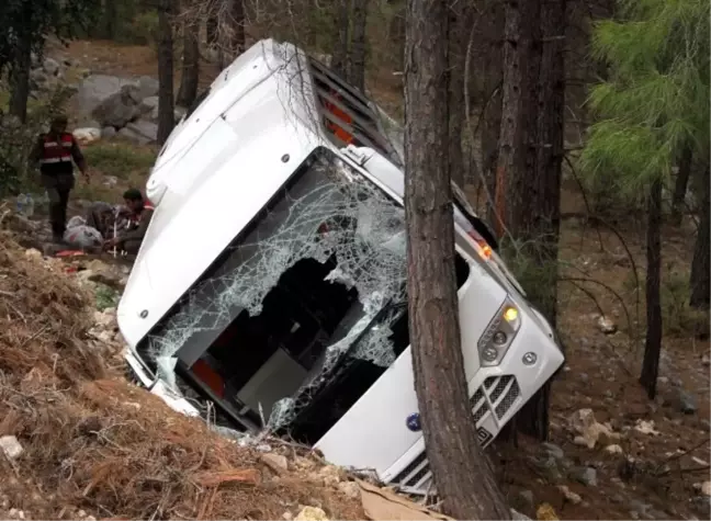 Antalya'da Trafik Kazası: 2 Ölü 9 Yaralı (2)