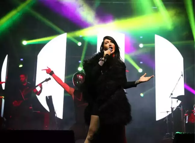Hande Yener Mersin'de Sahne Aldı