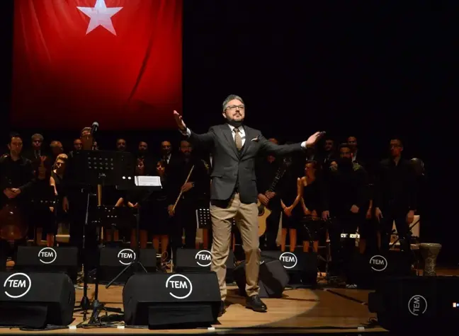 Okulda öğretmen, sahnede sanatçılar