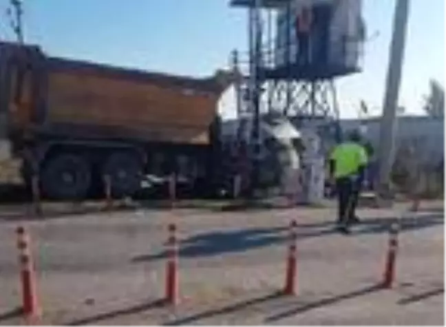 Hemzemin geçitte tren, kamyona çarptı: 1 ölü