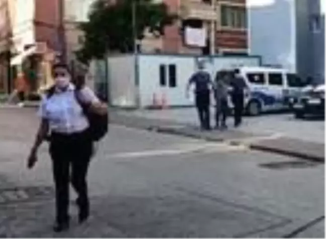 Tramvaya maskesiz bindiği için uyaran güvenlik görevlisi kadını darbetti
