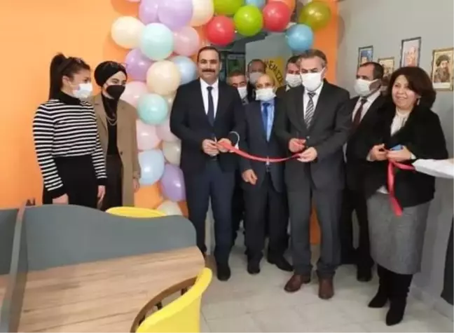 Kütüphanesiz Okul Kalmasın Projesi kapsamında Ladik'te kütüphane kuruldu