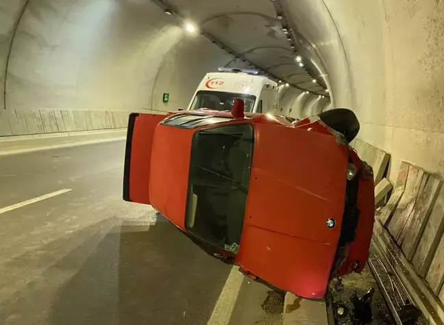 Amasya'da devrilen otomobildeki 2 kişi yaralandı