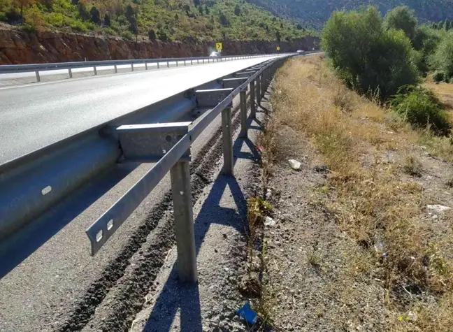 'Ölüm virajı'ndaki demir bariyerleri çaldılar