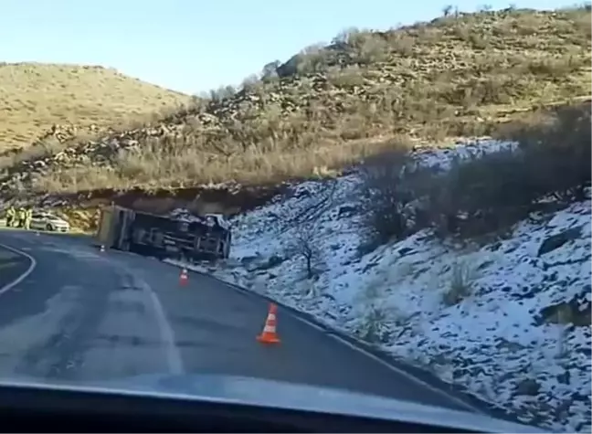 Siirt'te Kamyon Devrildi, Şoför Kurtuldu