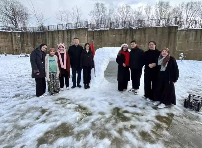 Ünye Fen Lisesi Öğrencileri Kar Yağışında İglo İnşa Etti