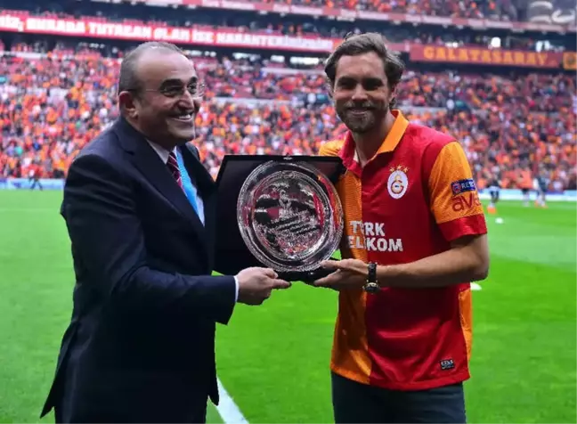 Galatasaray'dan Elmander'e Plaket