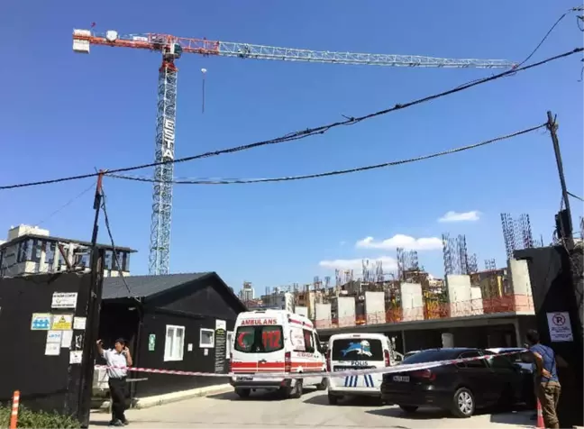 Beyoğlu'nda Paralarını Alamayan İşçiler Vincin Tepesinde Eylem Yaptı