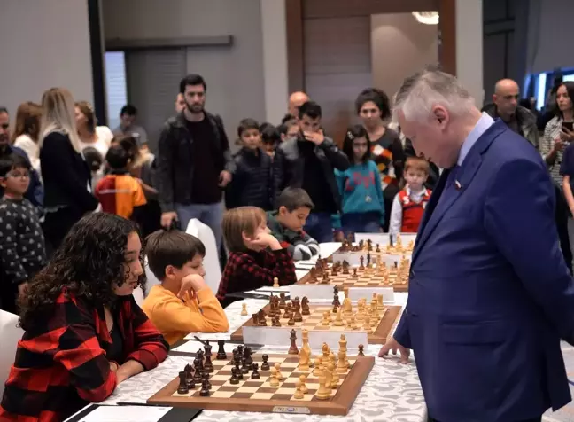 12 yaşındaki satranç sporcusu, Büyük Usta Karpov ile berabere kaldı