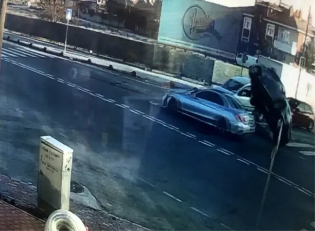 Seyir halindeki araca çarpıp devrilen otomobil kamerada