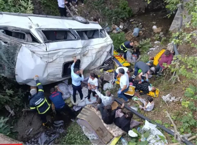 Niksar'da Minibüs Dereye Uçtu: 1 Çocuk Hayatını Kaybetti, 25 Kişi Yaralandı